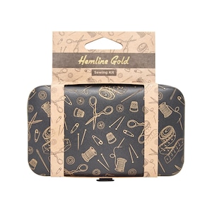 Könnte beinhalten: Eine schwarze Nähbox mit einem goldenen Muster aus Nähzubehör, darunter Nadeln, Garn, Schere und Nähnadeln. Die Box ist geschlossen und hat einen goldenen Metallverschluss. Die Verpackung ist braun mit dem Text "Hemline Gold Sewing Kit".