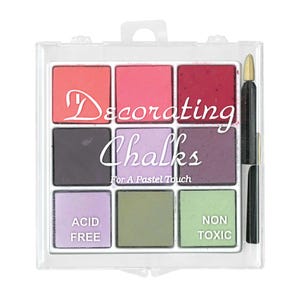 Puede incluir: Un juego de tizas decorativas en una caja de plástico transparente. Las tizas están dispuestas en una cuadrícula de 3x3 de varios colores, incluyendo rojo, rosa, morado y verde. El texto "Decorating Chalks" y "For A Pastel Touch" es visible. Se incluye un aplicador negro.