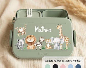 Könnte beinhalten: Eine hellgrüne Brotdose mit dem Namen "Matheo" in weißer Schrift. Die Brotdose zeigt eine Cartoon-Illustration eines Affen, Nashorns, Löwen, Zebras, Geparden, Elefanten und einer Giraffe. Eine weiße Gabel ist enthalten.