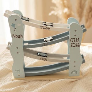 Personalisierte Holz Kugelbahn / Autorutsche mit Gravur | Geschenk zur Geburt | Spielzeug mit Namen | Holzrutsche - Blau