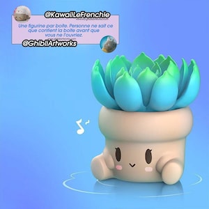 Peut inclure: Une plante succulente bleu clair dans un pot beige avec un visage de dessin animé mignon. Le pot a deux petits bras et jambes. Le pot est assis sur une surface bleu clair avec une note de musique en arrière-plan. Le texte sur l'image est: "@KawaiiLeFrenchie www.KLEghiblartworks.com Une figurine par boite. Personne ne sait ce que contient la boite avant que vous ne l'ouvriez. ghiblartworks.com @GhibliArtworks"