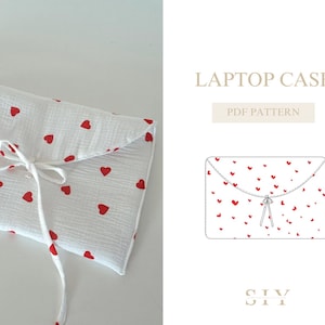 Puede incluir: Una funda para portátil blanca con un patrón de corazones rojos y un cierre de corbata. La funda está hecha de tela y tiene un diseño simple. El texto "LAPTOP CASE" y "PDF PATTERN" está impreso en la imagen. El texto "SXY" está impreso en la parte inferior de la imagen.