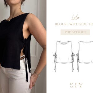以下が含まれることがあります： サイドタイ付きの黒いノースリーブブラウス。ブラウスは白いパンツと組み合わせています。画像には、「Lola Blouse with Side Ties PDF Pattern」というテキストが入ったブラウスの線画も含まれています。