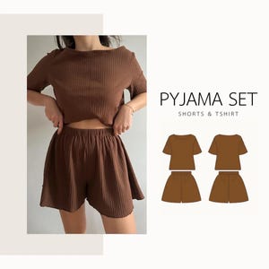 Pode incluir: Conjunto de pijama castanho com textura canelada. O conjunto inclui uma blusa de manga curta com decote barco e calções a condizer. A imagem também inclui um desenho linear do conjunto de pijama com o texto "PYJAMA SET SHORTS & TSHIRT".