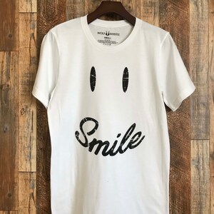 Sonrisa, cara feliz, carta, palabra, camiseta unisex, cuello de tripulación