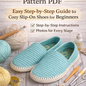 Puede incluir: Un par de zapatillas de ganchillo turquesas con ribete blanco, junto con hilo, ganchillos y una cinta métrica. La imagen incluye el texto "Crochet Slippers Pattern PDF" y "Easy Step-by-Step Guide to Cozy Slip-On Shoes for Beginners."