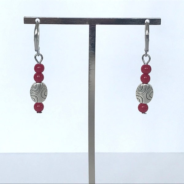 Boucles oreilles ovales pierre jade teintée rouge couture, Pendantes géometriques, Bijou fait main en France, Cadeau femme