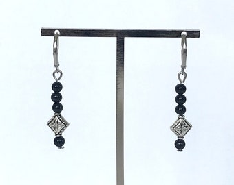 Boucles oreilles ethniques pierre naturelle onyx noire, Pendantes mini perles, Bijou fait main France à Paris, Cadeau femme