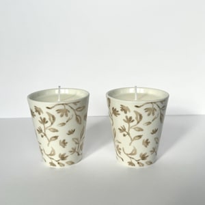 2 velas decorativas motivos florales tonos beige gris topo, cera soja, ambiente deco colores neutros, fabricadas mano Francia, reutilizables