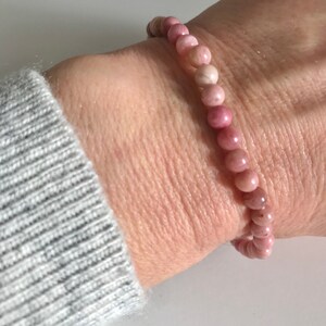 Bracelet petites perles en pierre naturelle Rhodonite rose porté, Bijou lithothérapie chakra cœur amour