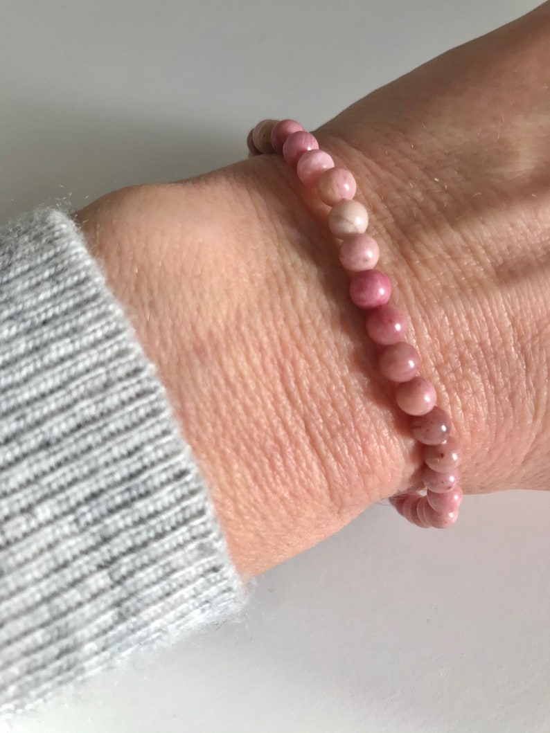 Bracelet petites perles en pierre naturelle Rhodonite rose porté, Bijou lithothérapie chakra cœur amour