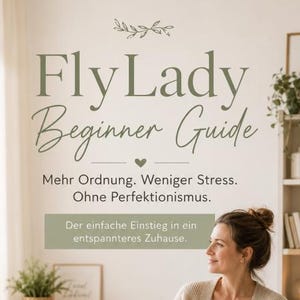 Könnte beinhalten: Ein digitaler Ratgeber mit dem Titel FlyLady Beginner Guide und dem Text Mehr Ordnung. Weniger Stress. Ohne Perfektionismus. Der einfache Einstieg in ein entspannteres Zuhause. Das Bild zeigt eine Person auf einem Sofa mit einer Tasse.