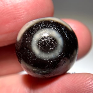 Colgante amuleto Daluo con cuentas Dzi "3 ojos" (19,2 mm x 18,2 mm)