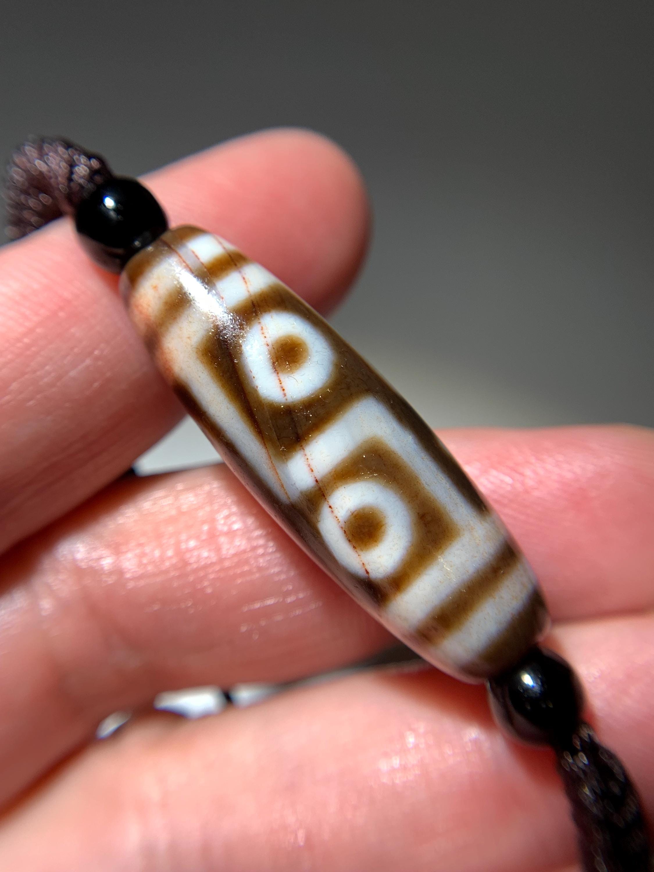 チベット産辰砂ビーズ「6つの目」お守り調節可能ブレスレット 36.4 mm