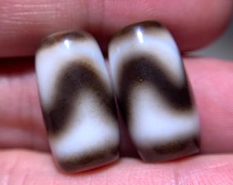チベットのお守り チベット瑪瑙ビーズお守り 19.5 mm x 10.5 mm x 2個 - Etsy 日本