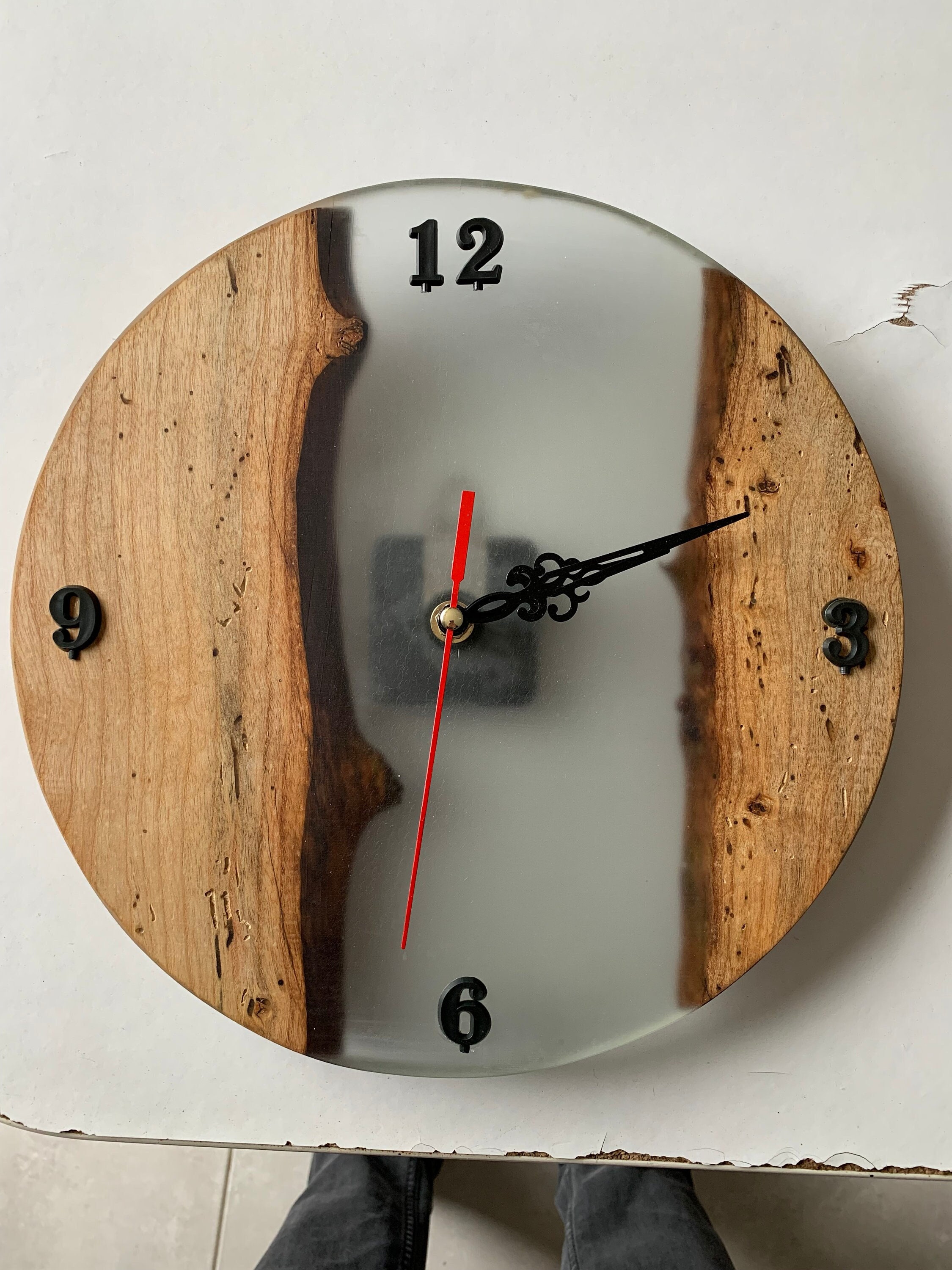 Horloge Résine Époxy Transparent Murale et Bois de Chêne