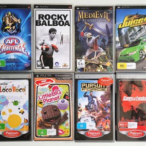 Puede incluir: Colección de ocho carcasas de videojuegos para PSP. Los títulos incluyen "AFL Challenge", "Rocky Balboa", "MediEvil Resurrection" y "Juiced Eliminator". Otros juegos son "Loco Roco", "Little Big Planet", "Pursuit Force" y "Gangs of London".