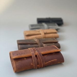 Handgefertigtes Pfeifenrollenetui aus Leder: Personalisierte Tabaktasche