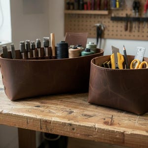 Handgjord läderkorg: Förvaringsorganisatör i fullkornigt kohud