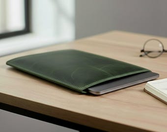 Vertikale MacBook-Hülle aus Vollnarbenleder: Minimalistische Laptoptasche