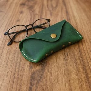 Handgjort glasögonfodral i läder