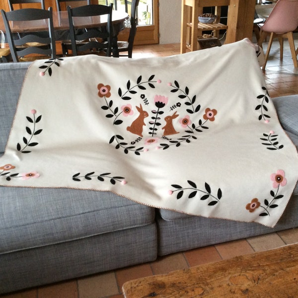 plaid "cocooning" en laine cardée , motif "art populaire scandinave" caramel, rose et noir sur fond blanc
