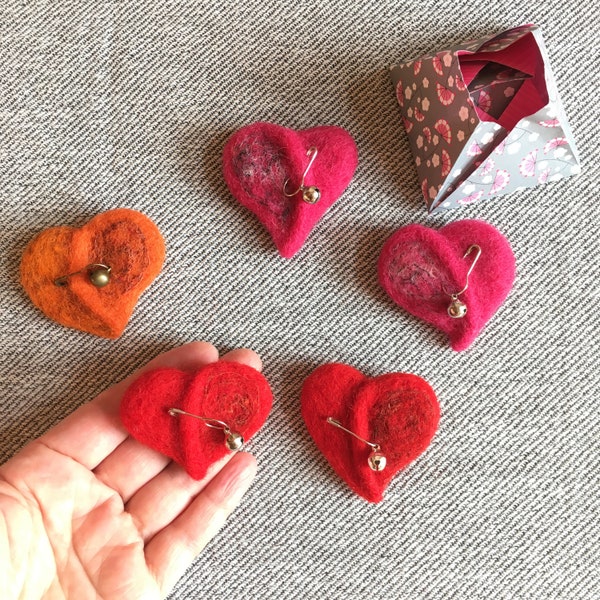 broche coeur feutrée, brooch heart in felted wool