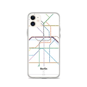 Puede incluir: Una funda blanca para iPhone con un mapa del sistema de metro de Berlín impreso en ella. El mapa está en negro, blanco y varios colores. El texto "Berlín" está impreso en negro en la parte inferior de la funda.