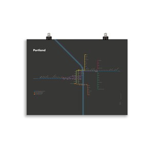Affiche du plan Tram Train de Portland (fond sombre) | Design minimaliste | Poster réseau de transports | Décoration murale | Art Etats Unis