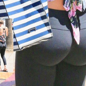 Kaley cuoco butt