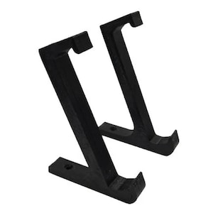 Pode incluir: Dois suportes de prateleira de plástico preto, cada um com um gancho curvo na parte superior e uma base plana com um furo para parafuso.