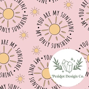 Könnte beinhalten: Ein rosa Hintergrund mit einem sich wiederholenden Muster aus gelben Sonnen und dem Text "You are my only sunshine" in Schwarz. Der Text befindet sich in einem Kreis um jede Sonne. Ein weißer Kreis mit einem grünen Blattdesign und dem Text "Peridot Design Co." befindet sich in der unteren rechten Ecke.