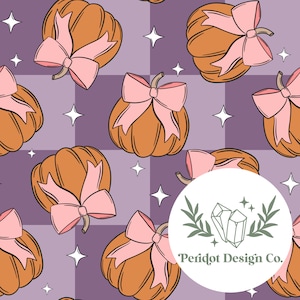 Pode incluir: Um padrão sem costura com abóboras laranja com laços rosa sobre um fundo roxo com estrelas brancas. O padrão inclui o texto "Peridot Design Co."