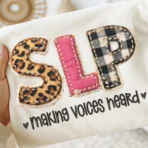 SLP-shirt, png-bestand l Ontwerp van logopedist l Tiny Voices Heard l Appliqué patch-letters l Geruit luipaard l Logo logopedie