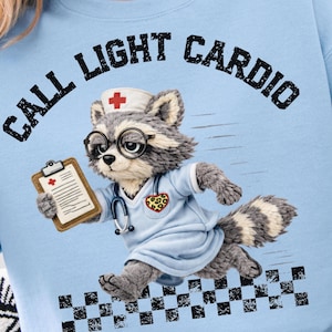 Sjuksköterska PNG l Samtalslampa l Diagram är min konditionssjuksköterska för tvättbjörn l Sjuksköterskestudentgåva l Söt sjuksköterskahumor l Medicinsk arbetare T-shirtdesign