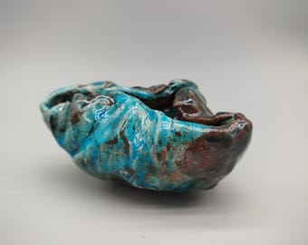 Cuenco de cerámica Raku hecho a mano – Forma orgánica azul turquesa – Escultura decorativa única