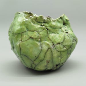 Jarrón/recipiente/escultura de cerámica raku verde craquelada hecha a mano