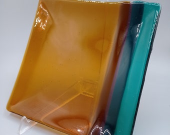 Quadratische Platte aus geschmolzenem Glas - Bernsteinfarbenes, grünes und lila Kunstglas