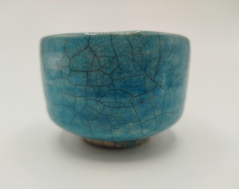 Taza/bol de té de cerámica raku azul/turquesa/cobre hecho a mano - recipiente con esmalte craquelado