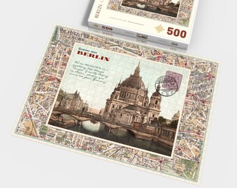 Könnte beinhalten: Ein 500-teiliges Puzzle mit einem Vintage-Postkartenbild des Berliner Doms, einer berühmten Kathedrale in Berlin, Deutschland. Die Postkarte ist von einer Karte Berlins mit dem Text "Gruss aus Berlin" (Grüsse aus Berlin) umgeben.