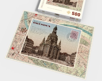 Könnte beinhalten: Ein 500-teiliges Puzzle mit einem Vintage-Postkartenbild der Frauenkirche in Dresden, Deutschland. Die Postkarte ist von einer Karte von Dresden mit dem Text "Gruss aus Dresden" (Grüsse aus Dresden) eingerahmt.