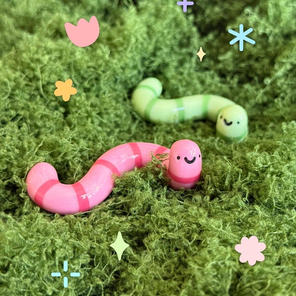 Escritorio de Gusano: Adopta una mini lombriz de tierra, porta anillos hecho a mano, reposa pinceles y decoraciones de arcilla.