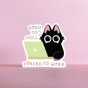 Op de afbeelding: Een zwarte kat met grote ogen zit op een laptop met een groen scherm en een wit Apple-logo. De kat huilt en de tekst zegt "Geboren om te chillen, gedwongen om te werken".