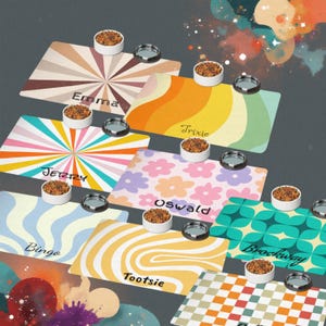 Puede incluir: Una colección de coloridas alfombrillas para comida de mascotas con nombres como "Emma" y "Trixie". Cada alfombrilla tiene un diseño único, incluyendo rayas, flores y espirales. Cada alfombrilla tiene un cuenco blanco lleno de comida y un cuenco de agua plateado. Medidas en centímetros.