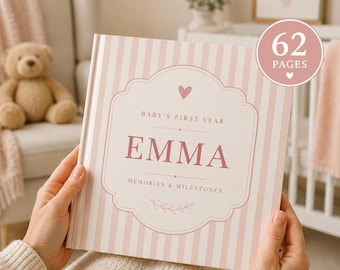 Può includere: Un libro dei ricordi per neonati quadrato con una copertina a righe verticali rosa chiaro e bianche. Il centro presenta una cornice decorativa con il testo Baby's First Year, il nome EMMA e Memories & Milestones, sormontato da un cuore.