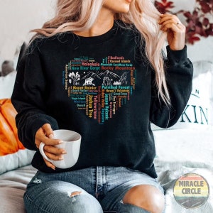 63 National Park Namen Sweatshirt, All 63 US National Park List Adventure Awaits Compass Love Wandern Sweatshirt