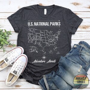 National Park Map Crewneck Shirt, 63 US National Park Map Poster Adventure Awaits Art camicia, camicia amante della natura, regalo di viaggio, regalo di campeggio