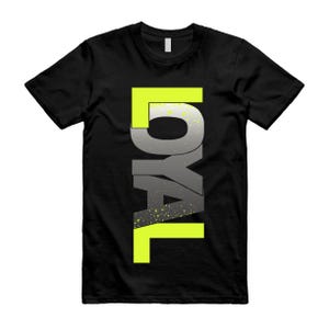 以下が含まれることがあります： 黒いTシャツ。垂直に配置された「LOYAL」の文字が、大胆でモダンなフォントでプリントされています。文字はグレーと白のグラデーションで、ネオンイエローのアクセントと斑点模様が施されています。