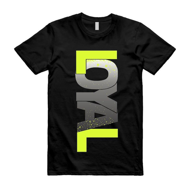 以下が含まれることがあります： 黒いTシャツ。垂直に配置された「LOYAL」の文字が、大胆でモダンなフォントでプリントされています。文字はグレーと白のグラデーションで、ネオンイエローのアクセントと斑点模様が施されています。