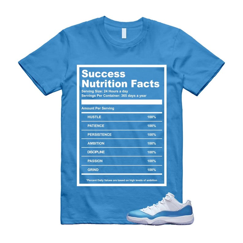 Puede incluir: Camiseta azul claro con el texto "Success Nutrition Facts" en un recuadro blanco. El gr&aacute;fico enumera "Hustle", "Patience", "Persistence", "Ambition", "Discipline", "Passion" y "Grind" al 100%. Una zapatilla blanca y azul en la parte inferior.